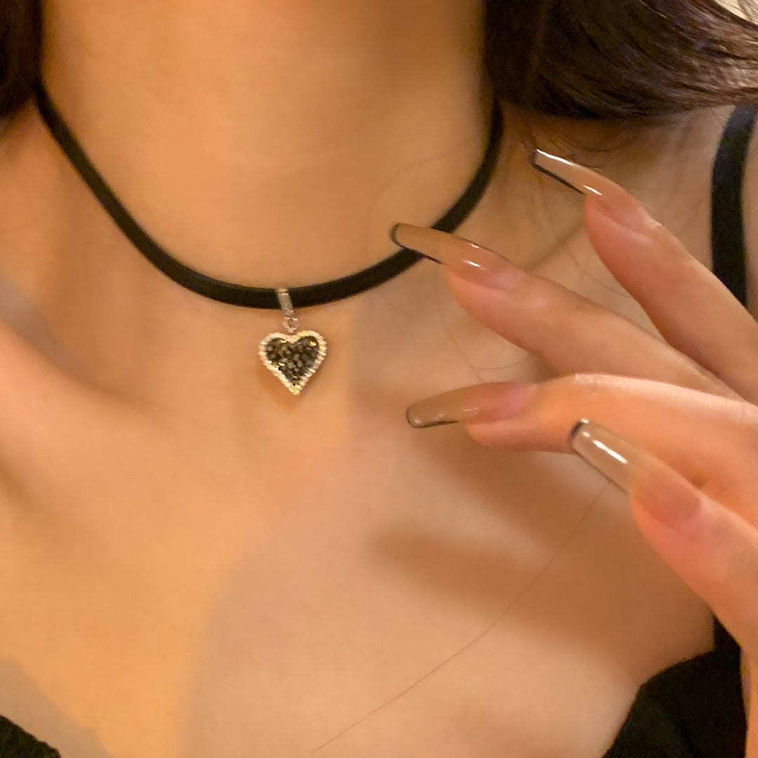 Črne srčne uhane z bleščečimi diamanti