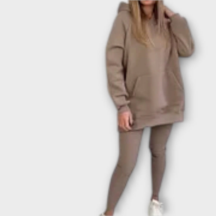 Set trenirk z ohlapnim krojem in minimalističnim dizajnom