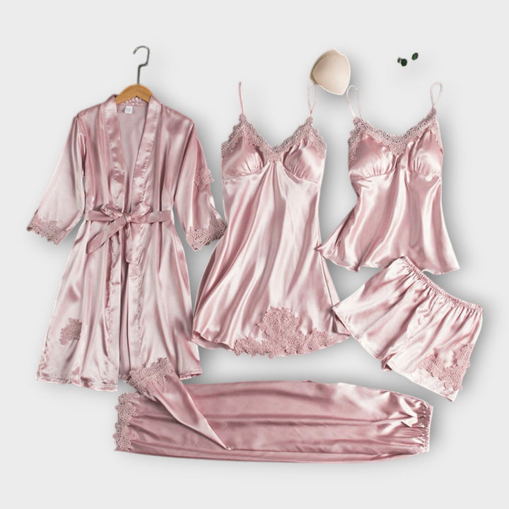 Eleganten komplet satenastih nočnih oblek in halje z dovršeno estetiko