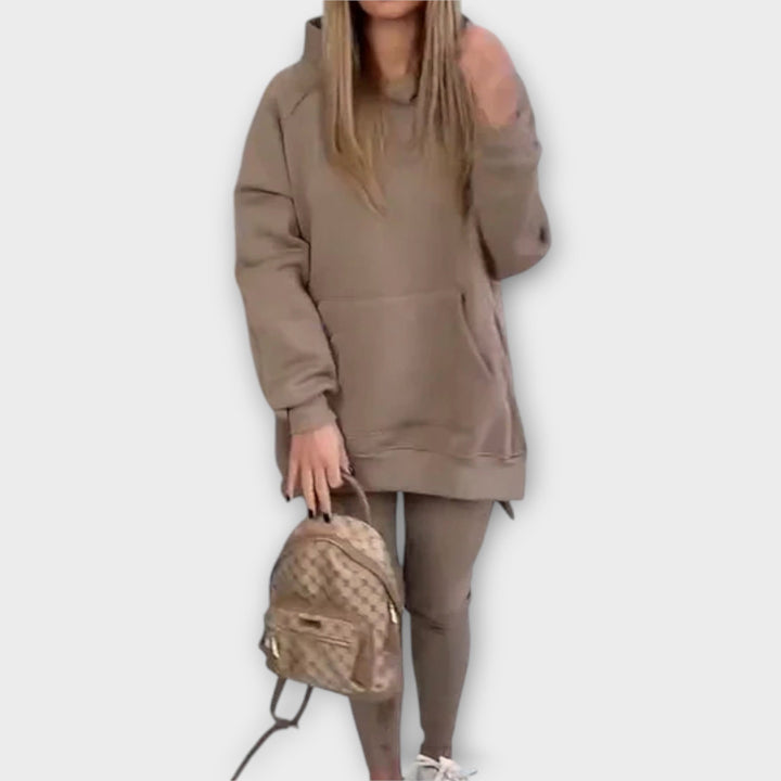 Set trenirk z ohlapnim krojem in minimalističnim dizajnom