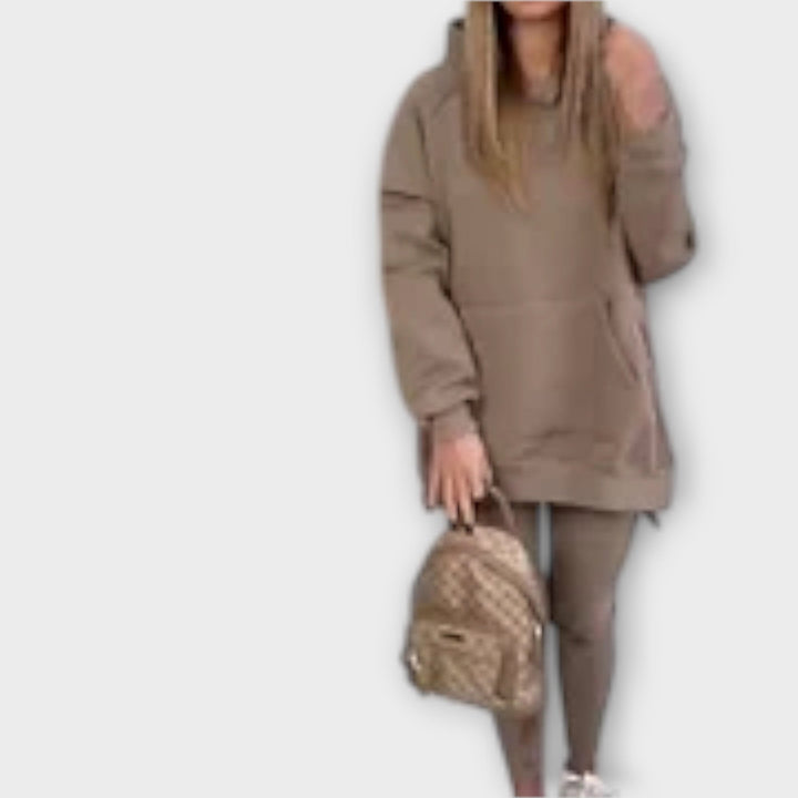 Set trenirk z ohlapnim krojem in minimalističnim dizajnom