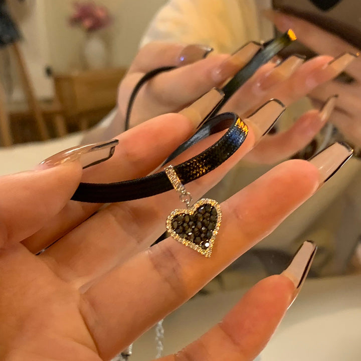 Črne srčne uhane z bleščečimi diamanti