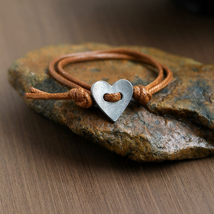 Amoura™ – Simbol ljubezni, povezanosti in notranje moči.