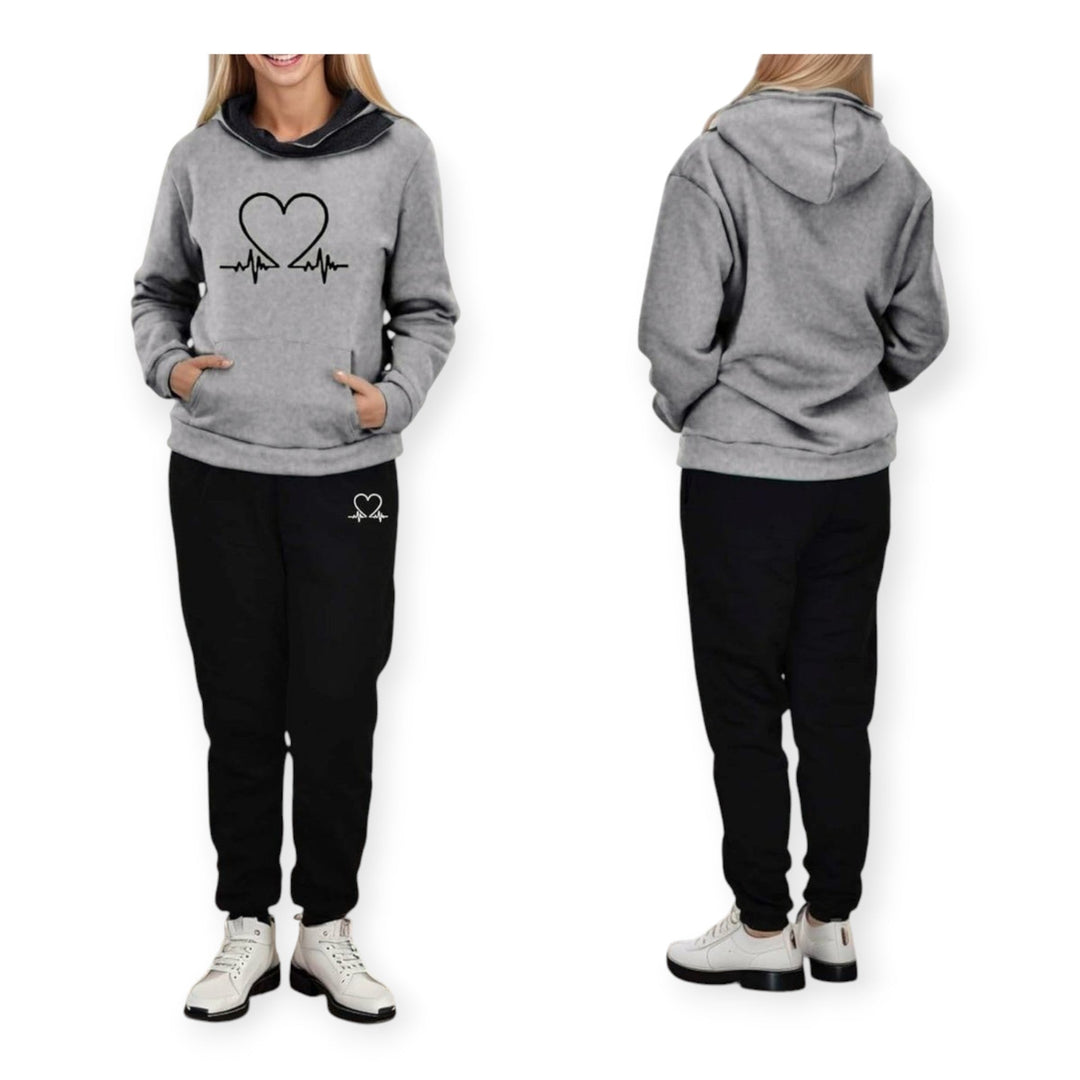 Moderen komplet s kapuco in hlačami za udobje