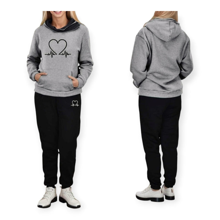 Moderen komplet s kapuco in hlačami za udobje