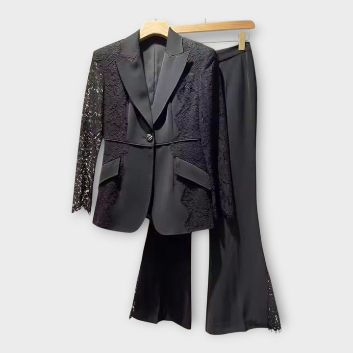 Eleganten suknjič in hlače s čipkastimi detajli