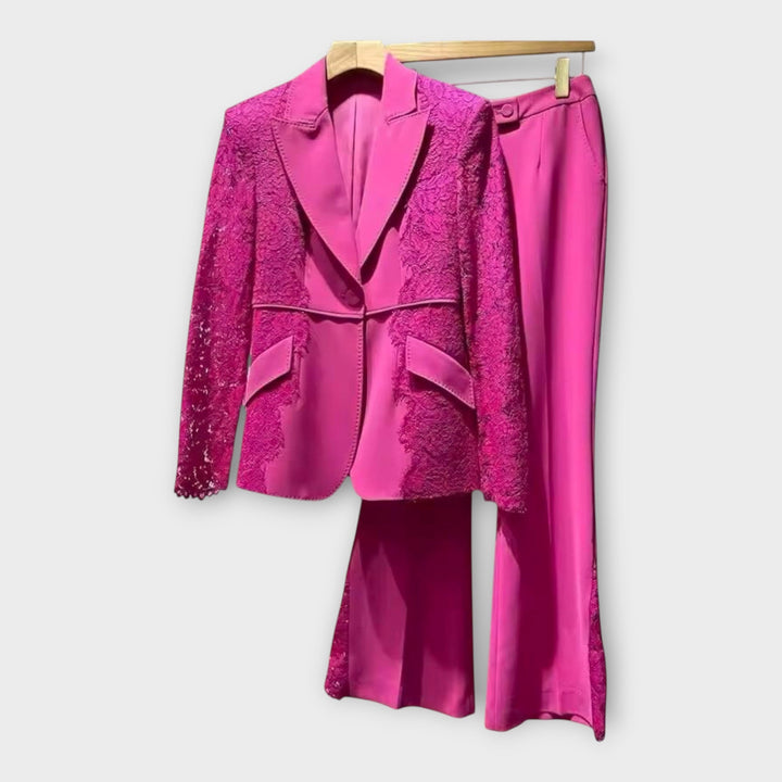 Eleganten suknjič in hlače s čipkastimi detajli