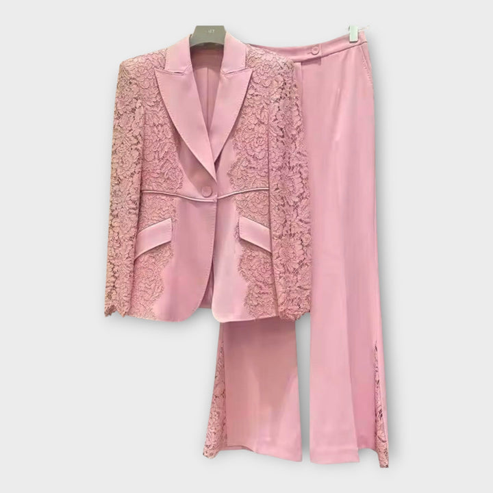 Eleganten suknjič in hlače s čipkastimi detajli