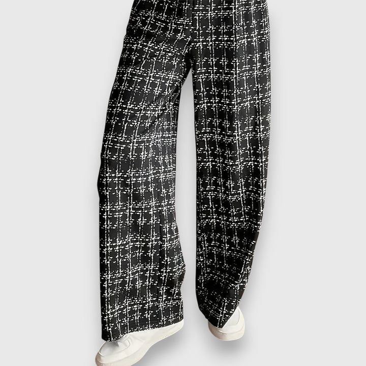 Komplet z V-izrezom in usklajenimi hlačami