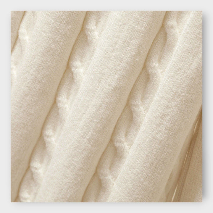 Set z visokim ovratnikom, hlačami in brezrokavnikom