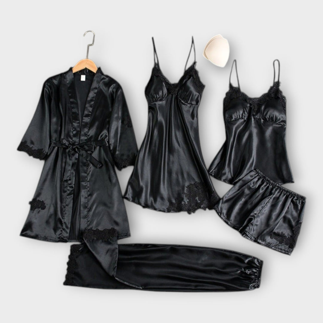 Eleganten komplet satenastih nočnih oblek in halje z dovršeno estetiko