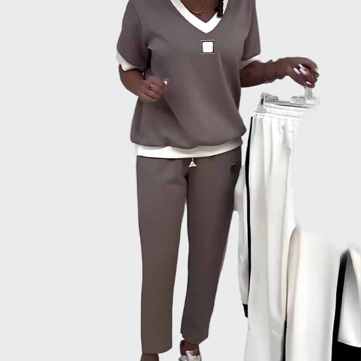Ženski komplet s topom in V-izrezom ter hlačami