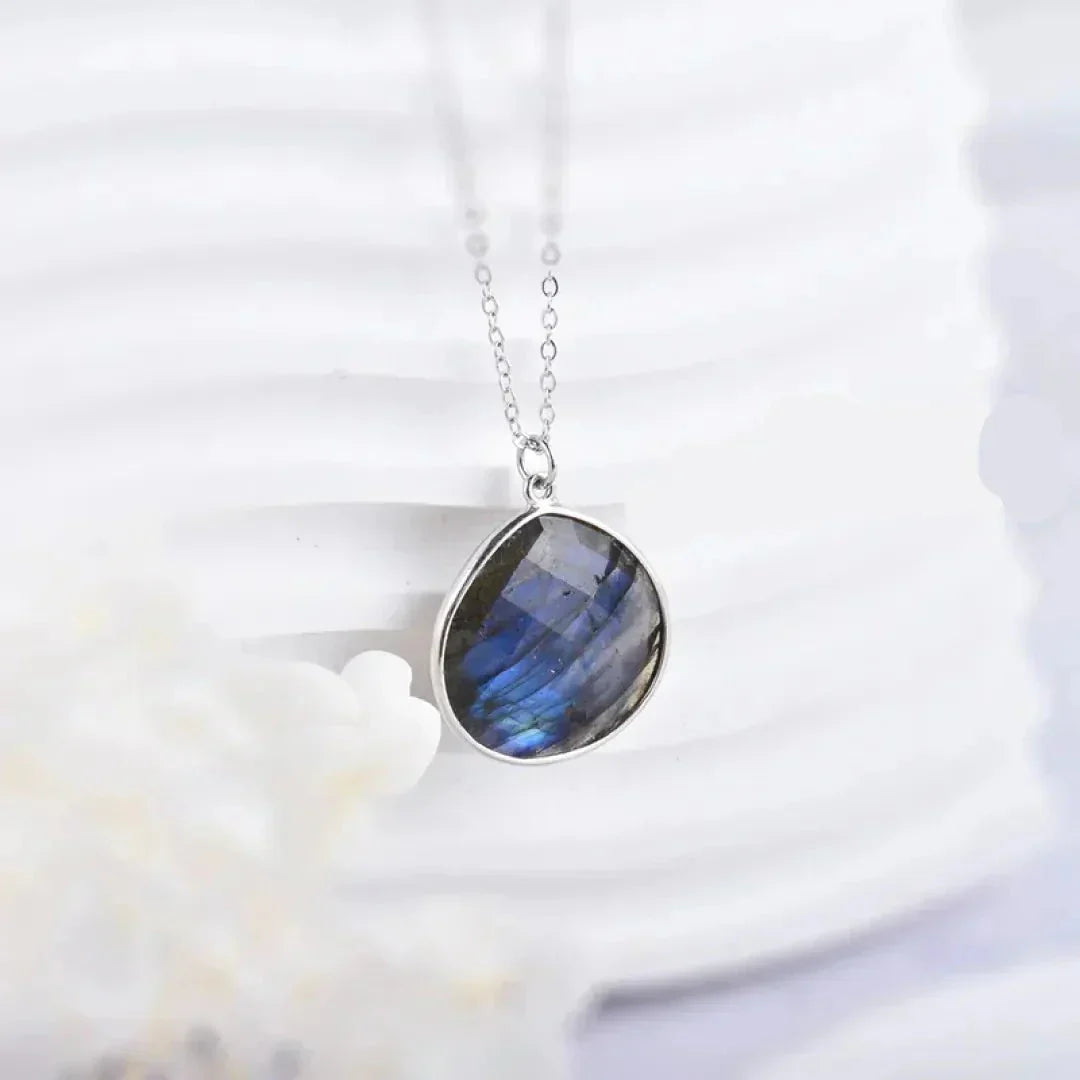 Eleganten zaščitni ovratnik iz labradorita