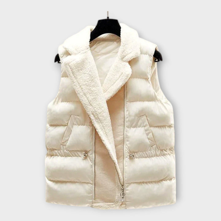 Set z visokim ovratnikom, hlačami in brezrokavnikom